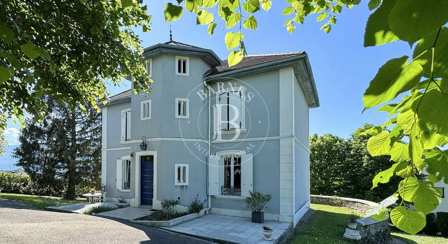 Manor house in Aix-les-Bains with parkland, lake view and 4 bedrooms, for sale at BARNES