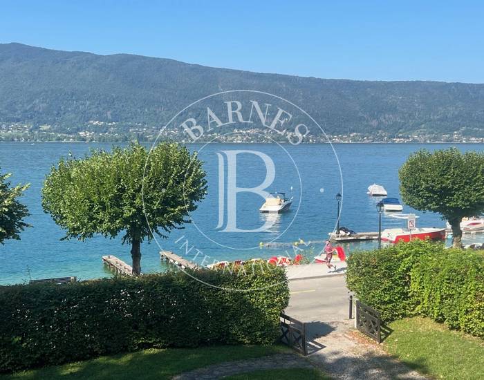 BARNES ANNECY   :  PREMIERE LIGNE LAC - PROPRIETE DE CARACTERE AVEC PARC