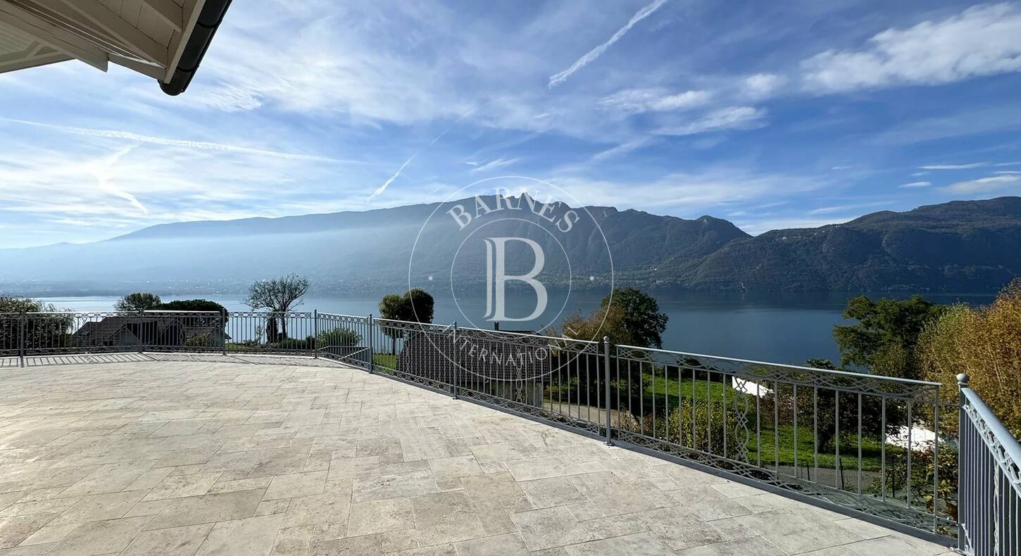 Direct lakefront villa in Tresserve, panoramic view, 253 sqm and 5 bedrooms, for sale at BARNES