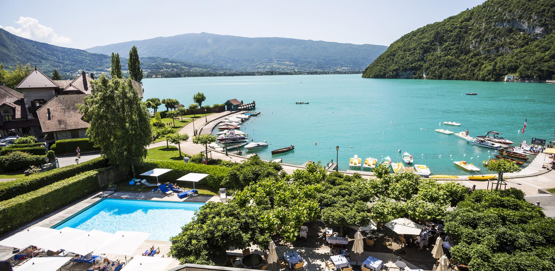 terrasse d'un restaurant avec piscine face au lac d'annecy