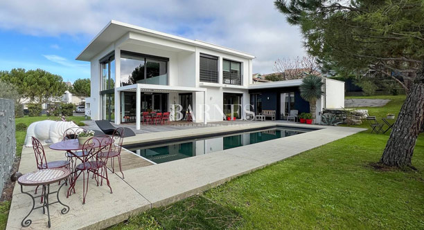 Villa-contemporaine-avec-piscine-à-vendre-à-Aix-les-Bains