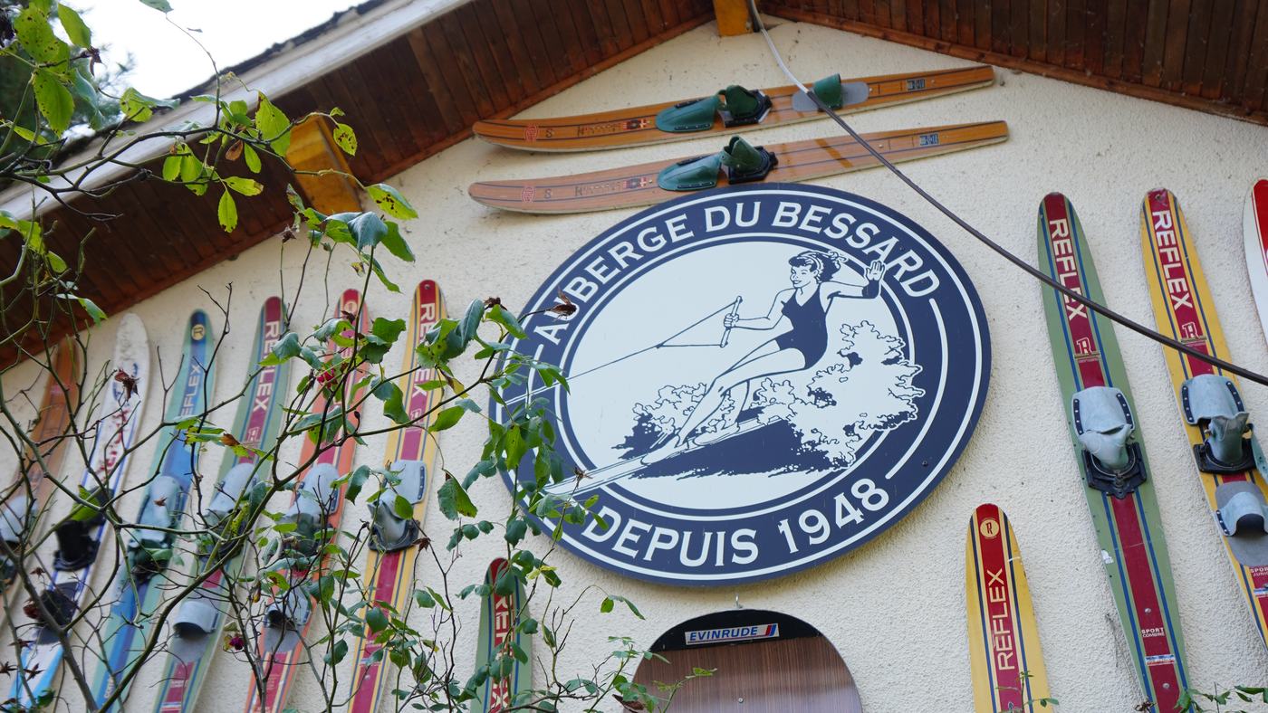 Façade de L'Oasis à Sévrier, ancienne Auberge du Bessard depuis 1948