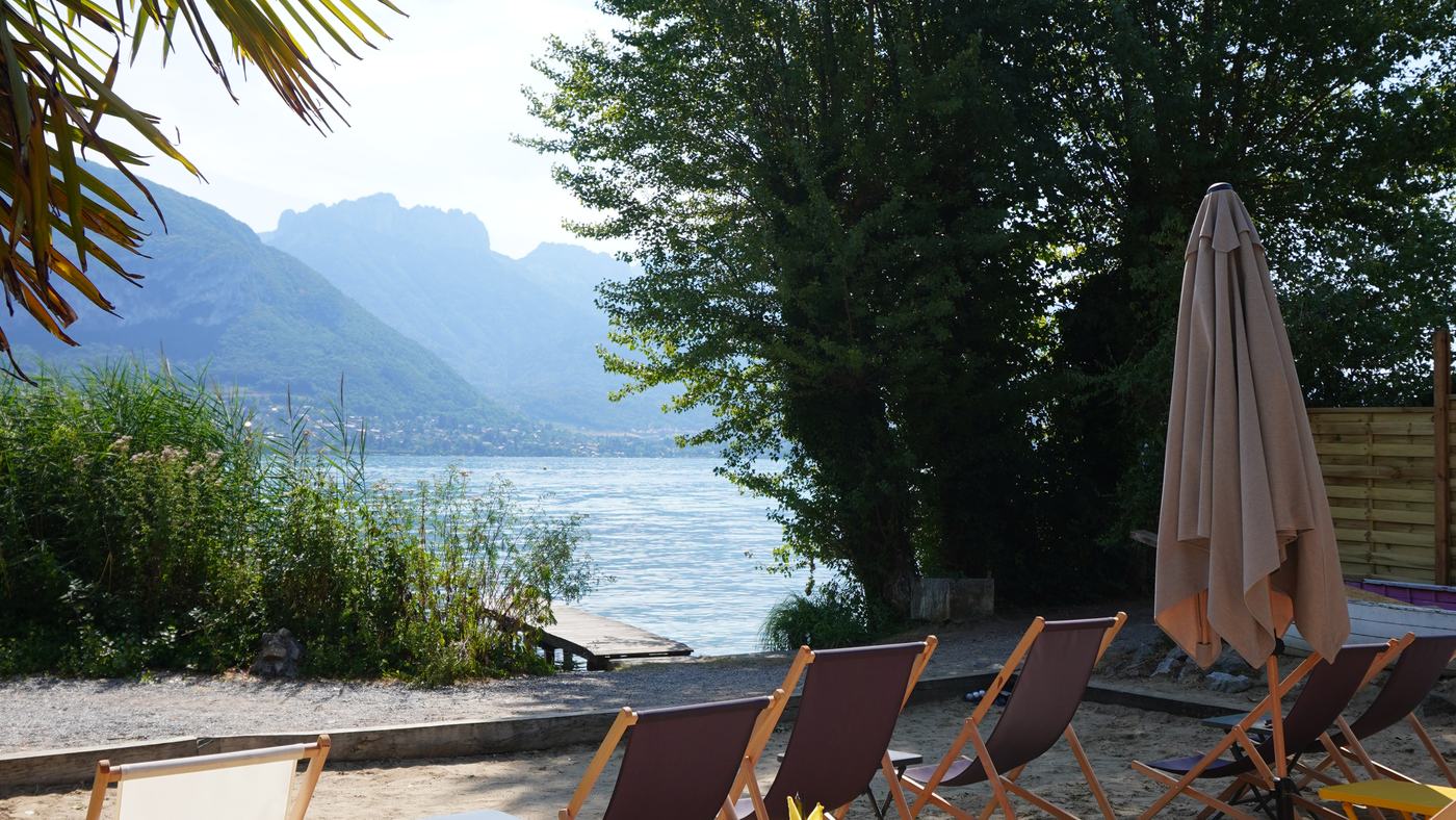 Transats face au lac d'Annecy sur la plage de L'Oasis à Sévrier
