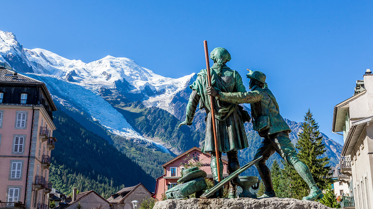 Chamonix, Avec son monument à la gloire de Saussure et Balmat