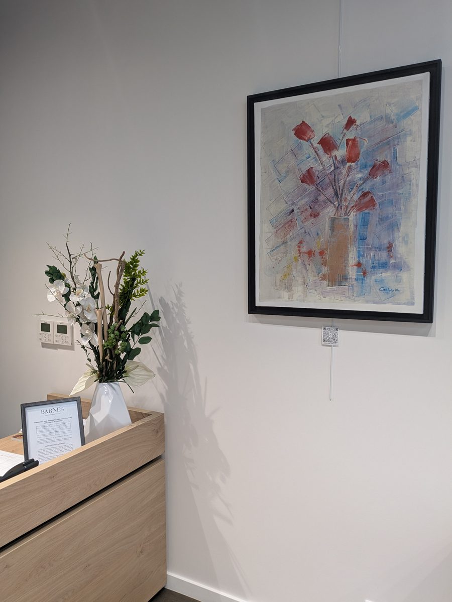 Bouquet de fleurs rouges peint par Manu Cardoso, accroché près de l’accueil de l’agence BARNES d’Aix-les-Bains