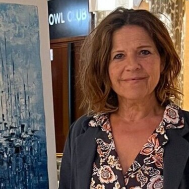 Portrait de Manu Cardoso, artiste peintre qui expose à l’agence BARNES d’Aix-les-Bains pour Has’Art’dez-vous