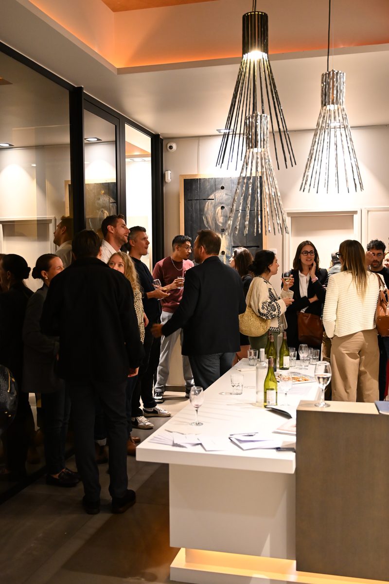 Invités réunis pour le vernissage de l’exposition de Gilles Giacomotti à l’agence BARNES Annecy, le 1er octobre 2026