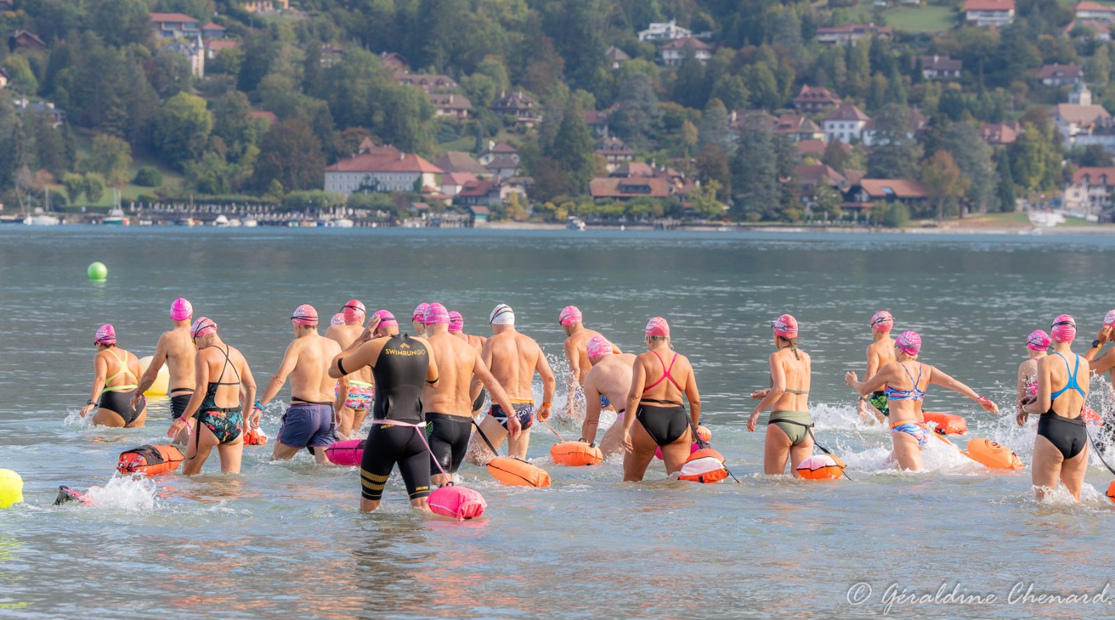 Départ des nageurs de Nager Octobre Rose dans le lac à Duingt