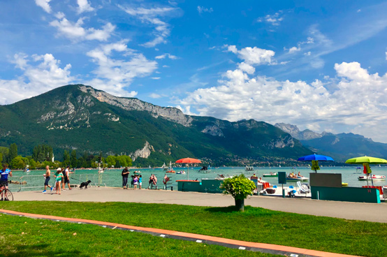 promenade le long du lac d'annecy