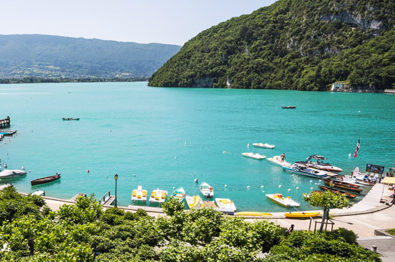 petit port avec pédalos sur le lac d'annecy