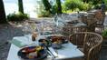 Table dressée sur la terrasse ombragée de L'Oasis, au bord du lac d'Annecy à Sévrier