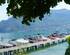 Terrasse de L'Oasis sous les arbres, face au lac d'Annecy à Sévrier