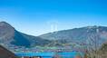 Vue sur le lac d’Annecy et les sommets depuis les hauteurs
