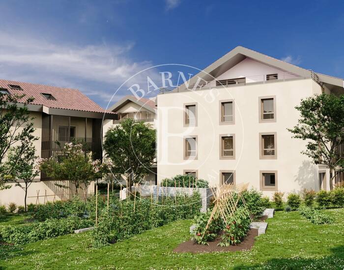 PETITE RESIDENCE CONTEMPORAINE AU COEUR DU VILLAGE